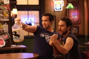 Mac (Rob McElhenney, l.); Charlie Kelly (Charlie Day, r.)