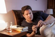 Christian (Franzis Fulton-Smith) nimmt weiterhin Tabletten, um seinen Arbeitsstress und die Schlaflosigkeit zu bekämpfen.