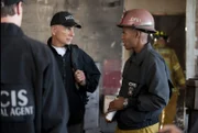 Müssen in einem neuen Fall zusammenarbeiten: Gibbs (Mark Harmon, l.) und Jason King (Gaius Charles, r.) ...