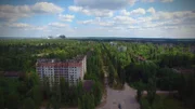 Die Sperrzone um das Atomkraftwerk Tschernobyl. Im Vordergrund die verlassene Stadt Pripyat, im Hintergrund der Unglücksreaktor von Tschernobyl.