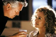 Sylvia (Iris Berben) braucht nicht lange um Larnier (Henry Hübchen) so zu umgarnen, dass auch er – wie seine Vorgänger – sehr schnell in das Netz der „schwarzen Witwe“ gerät.