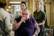 Auf die Innere Station wird der heftig hustende Bergmann Walter Neumann (Hilmar Eichhorn, im VG) eingeliefert, seine Tochter (Johanna Klante, r.) ist sehr besorgt. Dr. Ella Wendt (Nina Gummich, l.) und Lernschwester Petra (Amber Marie Bongard, 2.v.l.) kümmern sich um den Patienten.
