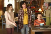 Was wartet auf Sue (Eden Sher, l.), Axl (Charlie McDermott, M.) und Brick (Atticus Shaffer, r.), als im Haus ihrer Eltern eine Wasserleitung bricht?