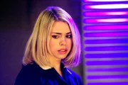 Rose (Billie Piper) ahnt nicht, dass noch viele Cybermen Fabriken über die ganze Welt verstreut sind ...