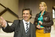 Staatsanwalt August von Grün (René Steinke, l.) hat sich nach der gemeinsamen Nacht mit Danni (Annette Frier, r.) in den Kürbissen klammheimlich verdrückt und scheint auch auf ihr Einladung zum Essen nicht richtig anzuspringen. Wie wird es jetzt zwischen den beiden weitergehen?