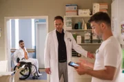Kris Haas (Jascha Rust, re.) muss sich vor Chefarzt Dr. Kai Hoffmann (Julian Weigend, mi.) rechtfertigen, da bei einem Patienten ein falsches Mittel am Tropf hängt. Kai ist über die Maßen aufgebracht. So etwas darf nicht passieren. Doch Dr. Ilay Demir (Tan Caglar, li.), der zufällig Zeuge wird, hat auch etwas dazu zu sagen.