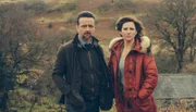 Mared Rhys (Mali Harries) muss Inspector Tom Mathias (Richard Harrington) auffangen.