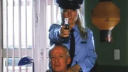 Ariane (Katharina Zapatka) hat Strauss (Rainer Goernemann) in ihrer Gewalt. Als Hendrik in den Raum stürzt, schaut er in den Lauf von Arianes Pistole...