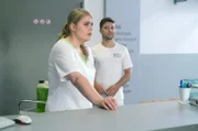 Schwester Miriam (Christina Petersen) hat bei einer jungen, schwangeren Patientin etwas überreagiert. Ihr Kollege Kris (Jascha Rust) ahnt jedoch, warum Miriam die Entscheidung der Patientin nicht nachvollziehen kann.