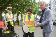 Jonas Heilmanns (Anthony Petrifke, li.) Chefin Sandra Funke (Janina Elkin, mi.) bricht vor Schmerzen fast zusammen. Dr. Roland Heilmann (Thomas Rühmann, re.) nimmt sie gleich mit in die Sachsenklinik.