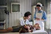Der kleine Werner (Hugo Gross, Mi.) wird mit Symptomen von Kinderlähmung in die Charité eingeliefert. Kinderärztin Dr. Ingeborg Rapoport (Nina Kunzendorf, li.) und Schwester Arianna (Patricia Meeden, re.) versuchen den Jungen zu beruhigen.
