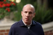 Findet Mickey zum Anbeißen: Jerry (Paul Ben-Victor) ...