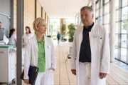 Dr. Roland Heilmann (Thomas Rühmann) kann die Entscheidung seines Patienten, sich nicht operieren zu lassen, nicht nachvollziehen. Erst wolle er ein Werk seiner verstorbenen Frau vollenden, das habe er ihr versprochen. Dr. Kathrin Globisch (Andrea Kathrin Loewig) bittet Roland um Nachsicht. Er würde wahrscheinlich ähnlich entscheiden, wenn es um seine verstorbene Frau Pia ginge.