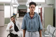 Dr. Ilay Demir (Tan Caglar) konnte die Basketballerin Cora Lewitzki (Sabrina Ceesay) überreden, mit ihm in die Sachsenklinik zu kommen. Da sie weiß, woran sie leidet, lässt sie eine einzige Untersuchung zu und verschwindet dann wieder. Die Laborergebnisse kann sie auch telefonisch erfragen.