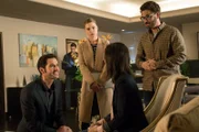 Als ein Therapeut ermordet wird, beginnen Lucifer (Tom Ellis, l.) und Chloe (Lauren German, 2.v.l.) mit den Ermittlungen. Können die Ehefrau des Ermordeten, Sandy Shaw (Joy Osmanski, 2.v.r.), und Dr. Jonathan Medina (Al Madrigal, r.) Aufschluss darüber geben, warum der Therapeut sterben musste?
