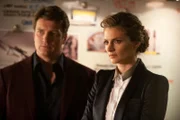 Der aktuelle Fall führt Castle (Nathan Fillion, l.) und Beckett (Stana Katic, r.) mal wieder zu dem Mann, der auch für den Tod von Becketts Mutter verantwortlich ist ...