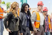 Dr. Maura Isles (Sasha Alexander, l.) und Jane Rizzoli (Angie Harmon) erfahren, dass die Docks von einem Konzern geführt werden, welcher sich mit der Mafia einen erbitterten Krieg liefert, bei dem jeder getötet wird, der zu viel weiß.