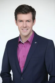 Maik Meuser verstärkt künftig das Moderatorenteam von _RTL Aktuell_ um Chefmoderator Peter Kloeppel. Der 40-Jährige Vollblutjournalist, der 2015 von der Deutschen Welle in Berlin zu RTL kam und seither im Wechsel mit Hauptmoderatorin Ilka Essmüller und Isabell Körner das _RTL Nachtjournal_ präsentiert, wird ab November im Wechsel mit Annett Möller an zwei Wochenenden auch die RTL-Hauptnachrichten moderieren.