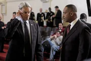 Hoffen, einen neuen Fall erfolgreich zu lösen: Gibbs (Mark Harmon, l.) und Leon Vance (Rocky Carroll, r.) ...