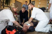 In Jakob Heilmanns Klinikcafeteria gibt es einen Defekt in der Elektrik. Bei der Reparatur bekommt der Elektriker einen Schlag. v.li.: Schwester Miriam Schneider (Christina Petersen), Dr. Roland Heilmann (Thomas Rühmann), Elektriker (liegend, Komparse), Jakob Heilmann (Karsten Kühn, oben), Pfleger (Komparse)