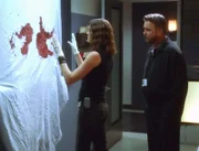 Sara Sidle und Gil Grissom rekonstruierten, wie die Tote umgebracht worden sein könnte.
