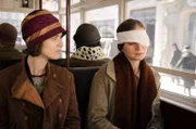 Charlotte (Liv Lisa Fries) begleitet ihre Schwester Ilse (Laura Kiehne) nach einer Augen OP