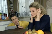 Lars (Alexander Klaws, l.) ist fassungslos, als die verzweifelte Maja (Barbara Lanz, r.) ihm seine Vaterschaft bestätigt ...