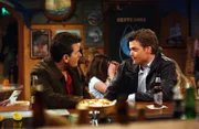 Charlie (Charlie Sheen, l.) ist fassungslos, als er seine ehemalige Freundin Jill wiedertrifft, denn aus Jill wurde Bill (Chris O'Donnell, r.) ...