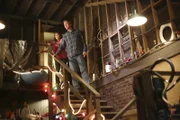 Als im Keller ein Wasserrohr bricht, versuchen Frankie (Patricia Heaton, l.) und Mike (Neil Flynn, r.) zu retten, was geht ...