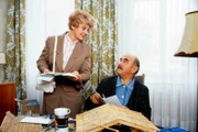 Schöninger (Walter Sedlmayr) hat sich einen Knöchelbruch zugezogen und da ihm langweilig ist, sucht er sich alle möglichen Arbeiten. Links: Frau Schöninger (Bruni Löbel).