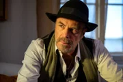 Der Rockmusiker Ruben Ladores (Peter Kremer) ist erstaunt, als ihn die junge Musikerin Clara anspricht. Er kann sich nicht erklären, was er mit ihrer Musikschule zu tun hat.