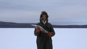 Alex Javor hält einen frisch gefangenen Hecht. (National Geographic)