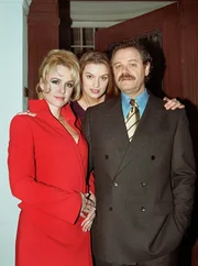 Nele Ebeling (Claudia Messner, li.), Olga (Ina Paule Klink), Ohrmann (Gunter Berger).