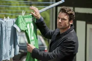 Eines Tages findet Tom (Stephan Luca) ein verräterisches Fußballtrikot aus Hamburg-Pinneberg an der Wäscheleine. Ein unverzeihlicher Sicherheitsbruch für Tom, für Aletta ist es die Erinnerung an ihr erstes Mal ...