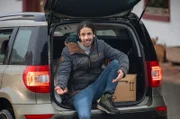 Albert (Alessio Hirschkorn) reagiert auf Bernhards Angebot ablehnend.