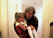 Dr. Stefan Frank rettet die kleine Friedericke aus der brennenden Wohnung.