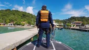 Polizist auf einem Boot