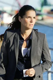 Bei ihrem aktuellen Fall wird Jane Rizzoli (Angie Harmon) tief in ein Netz aus Korruption, Macht und Geld geführt, denn die Tote auf den Bostoner Docks wurde mit einem Eispickel erstochen - das Markenzeichen eines skrupellosen und berüchtigten Mafiabosses.