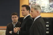 Suchen nach Hinweisen in einem neuen Fall: Tyler Elliott (Sean Astin, l.), Gibbs (Mark Harmon, M.) und Tony (Michael Weatherly, r.) ...
