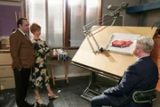 Zwei Männer und eine Frau betrachten den Bauplan eines Modellautos