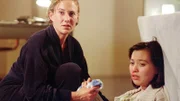 Kerstin (Meike Schlüter, li.) ist schockiert, als sie nach der Dusche die von Silvio bearbeitete Maja (Anja Reßmer) so vorfindet.