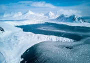 Der Hornsund, ein Fjord an der Südspitze von Spitzbergen. Hier untersuchen Gletscherforscher, wie sich das Klima verändert.