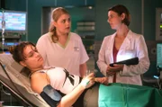 Die 19-jährige Noemi Hoppe (Amelie Hennig, li.)  wird mit starker Übelkeit eingeliefert. Die Kunstturnerin ist von einem Stufenbarren gestürzt. Dr. Maria Weber (Annett Renneberg, li.) und Schwester Miriam (Christina Petersen, li.) haben bei der Untersuchung eine Schwangerschaft festgestellt.