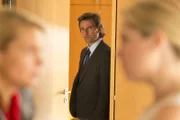 Auge um Auge - der Kampf um Staatsanwalt von Grün ist eröffnet: Danni (Annette Frier, l.) und Biggi (Caroline Frier, r.) ...