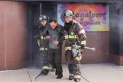 Chicago Fire Staffel 12 Folge 9 Randy Flagler als Capp (l.), Taylor Kinney als Kelly Severide (r.)