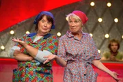 Die frechen Putzfrauen "Dui do on de Sell (v.li.: Petra Binder und Doris Reichenauer).