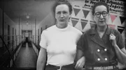 Nelly Mousset-Vos (l.) und Nadine Hwang (r.) lernten sich am Heiligabend 1944 als Insassen im KZ Ravensbrück kennen. Sie verliebten sich ineinander. Trotz der Gefahr und der drohenden Strafen gingen sie eine Beziehung ein und lebten ihre Liebe im Geheimen aus.