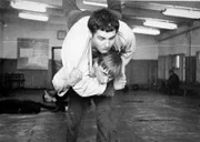 Seit er elf Jahre alt ist, betreibt Wladimir Putin (u.) Judo. Sein Trainer und Mentor holt ihn damals von der Straße und spielt eine wichtige Rolle in Putins Leben.
