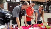 Karstens kürzlich verstorbene Mutter hat im Erdgeschoss eine zugemüllte Wohnung hinterlassen. Frauke (30) und ihr Freund Karsten (39) könnten so glücklich sein: aber in Karstens Haus herrscht Chaos pur! v.l.: Karsten, Mauro, Frauke