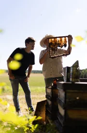 Anthroposophie in der Nahrungskette – und der Unterschied zu Bio: Demeter-Imker Günter Friedmann (rechts) zeigt Frank Seibert (links) Naturbauwaben seiner Bienen – ganz ohne stützende Mittelwände, wie sie bei anderen Bio-Imkern eingesetzt werden.